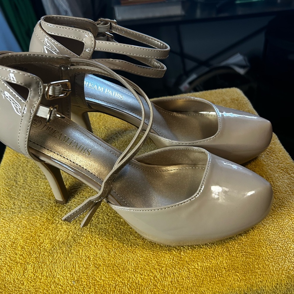 Dream Pairs Women's Beige Patent Heels